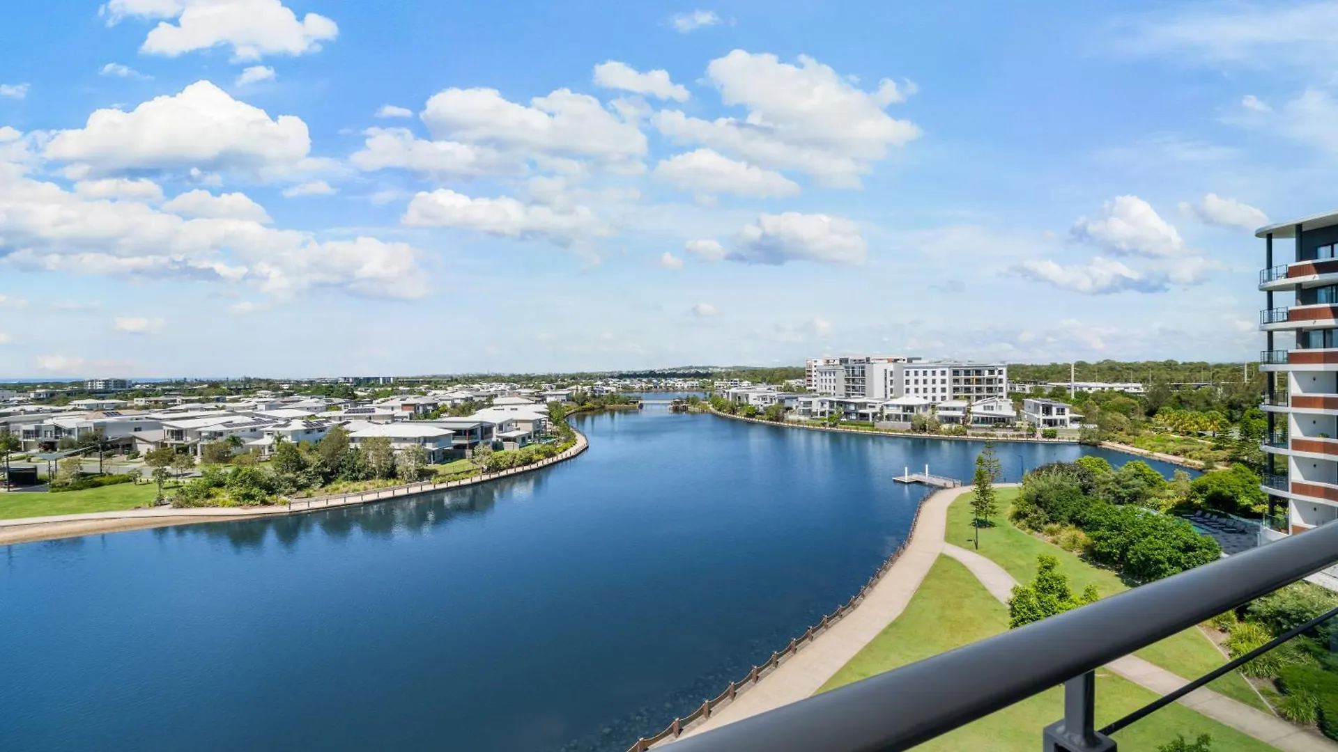 Hotel Salt At Oceanside Kawana Waters Australien